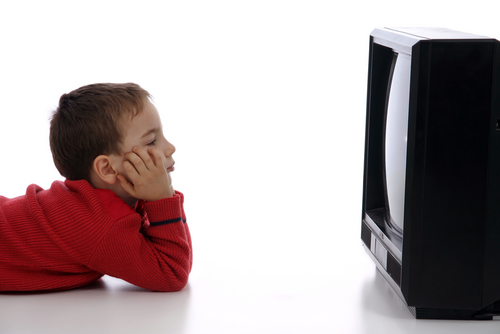Anak sebaiknya dibatasi dua jam perhari menonton televisi