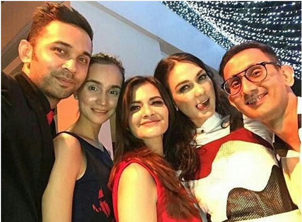 Heboh! Cut Tari dan Luna Maya selfie mesra Heboh! Cut Tari dan Luna Maya selfie mesra