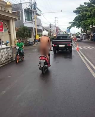 Tak tahu malu, pemuda bugil ini nekat naik motor di jalan raya!