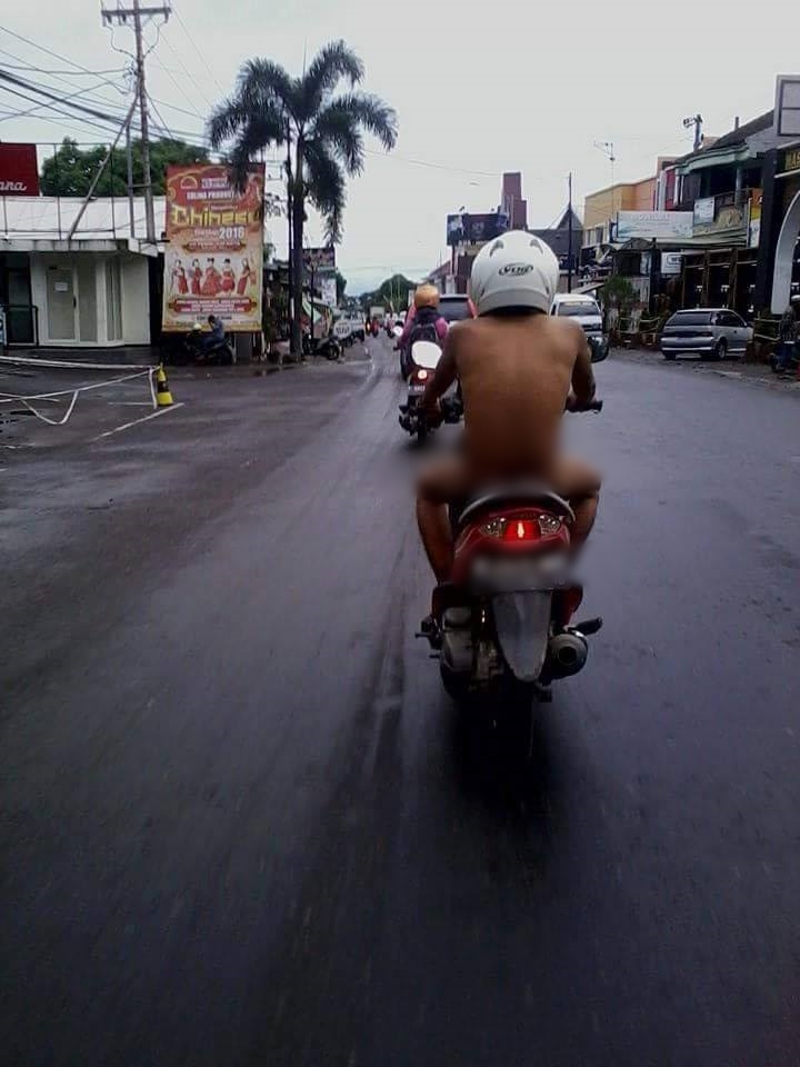 Tak tahu malu, pemuda bugil ini nekat naik motor di jalan raya!