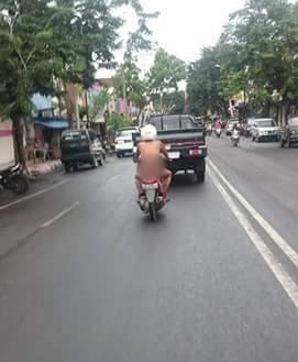 Tak tahu malu, pemuda bugil ini nekat naik motor di jalan raya!
