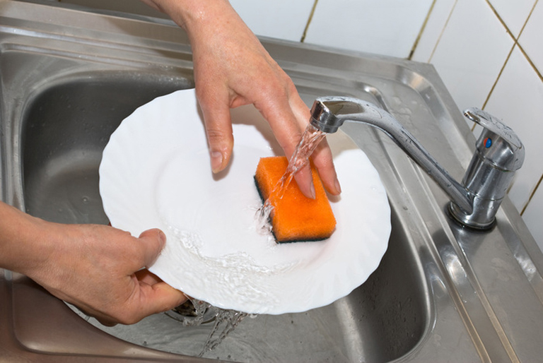 Cuci piring pakai tangan ternyata bikin kamu tambah pede, kok bisa?