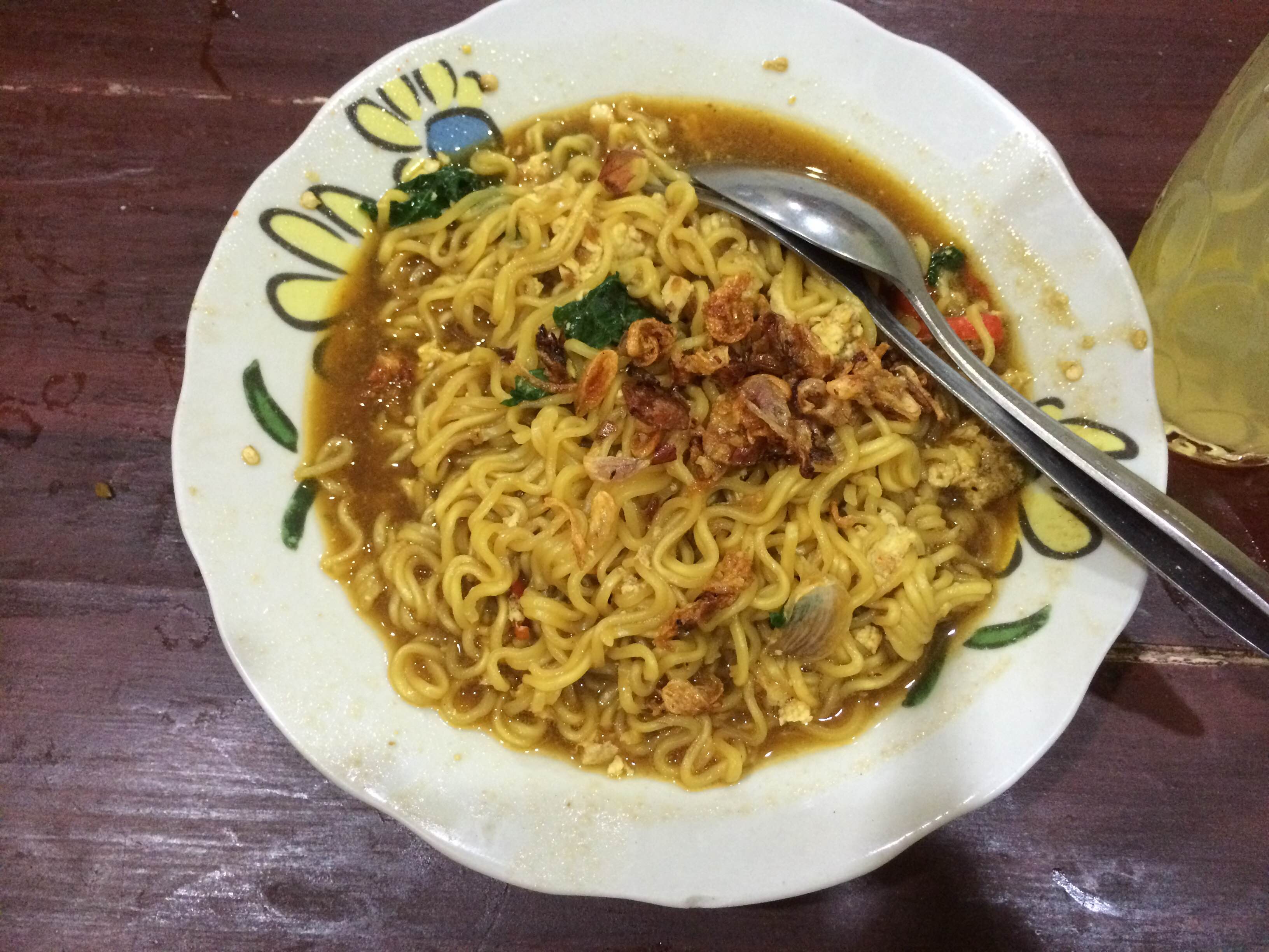 Demi seporsi Indomie, pelanggan rela antre 2-3 jam di warung ini