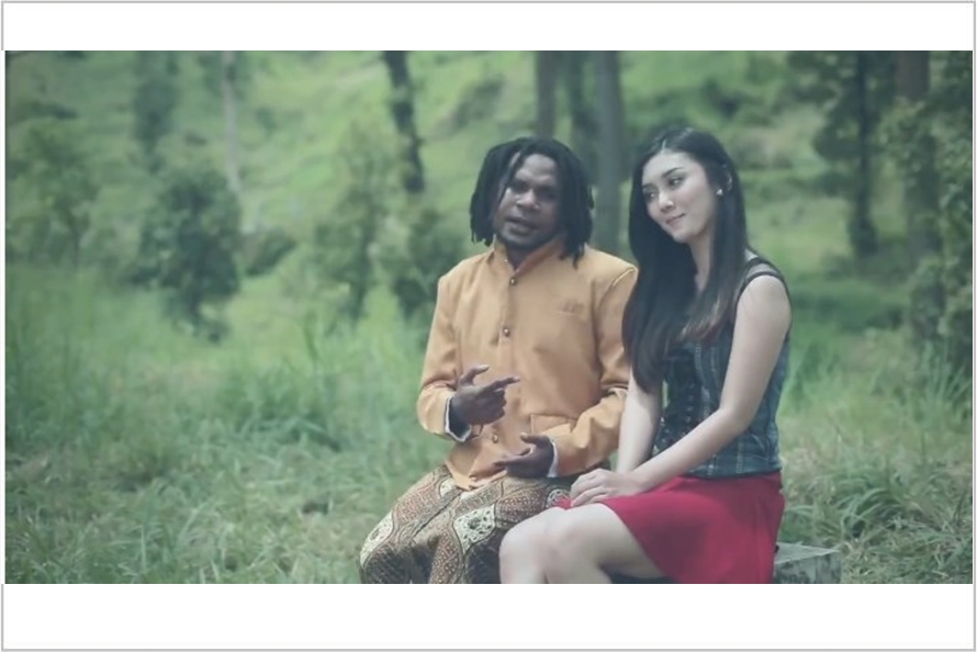 Gokilnya gaya orang Papua nyanyikan lagu dangdut berbahasa Jawa