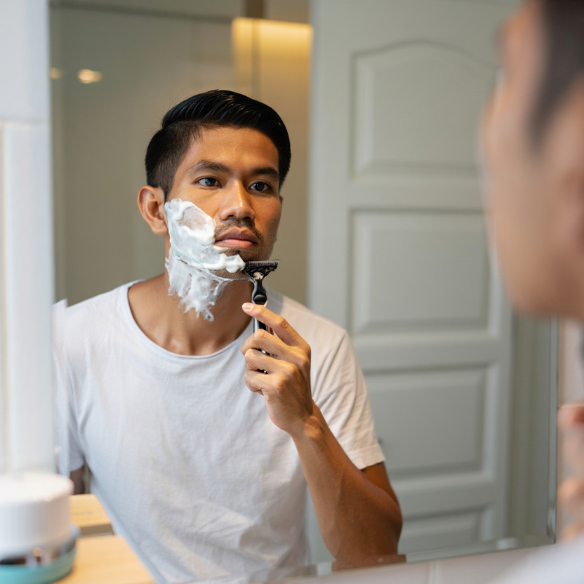 7 Kesalahan cowok saat mencukur bulu wajah, hindari ya Guys!