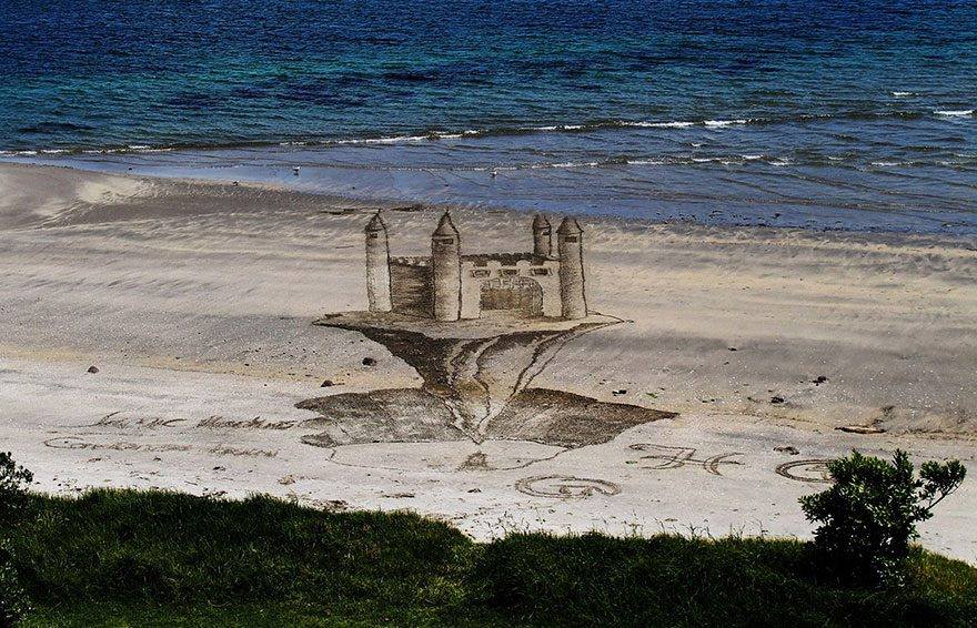 9 Gambar 3D di atas pasir pantai ini dijamin bikin kamu berdecak kagum