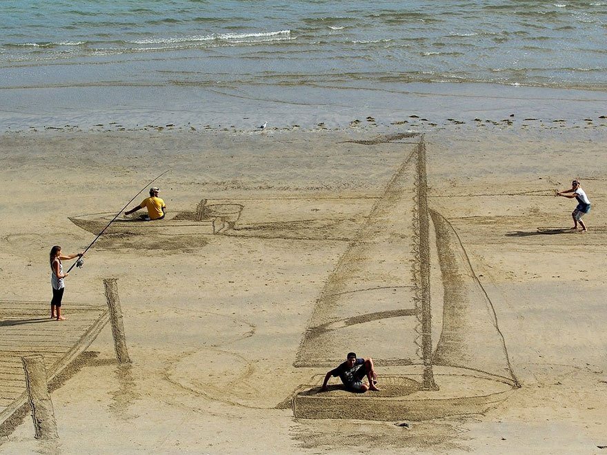 9 Gambar 3D di atas pasir pantai ini dijamin bikin kamu berdecak kagum