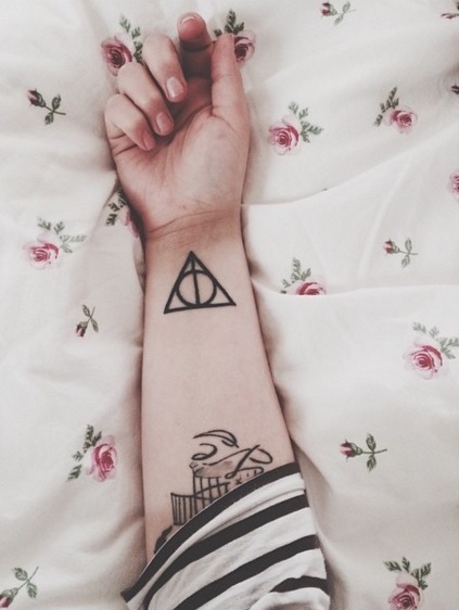 Simbol unik di film Harry Potter ini lucu kalau jadi tato, coba deh! Simbol unik di film Harry Potter ini lucu kalau jadi tato, coba deh!