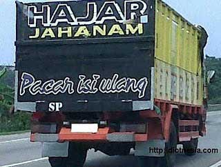 24 Tulisan lucu di bak truk ini dijamin bikin kamu senyum sendiri!