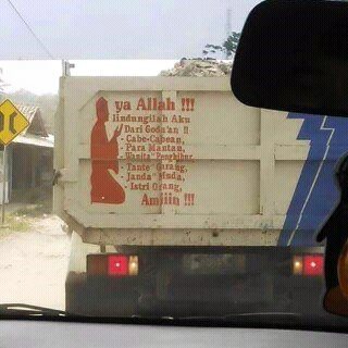 24 Tulisan lucu di bak truk ini dijamin bikin kamu senyum sendiri!