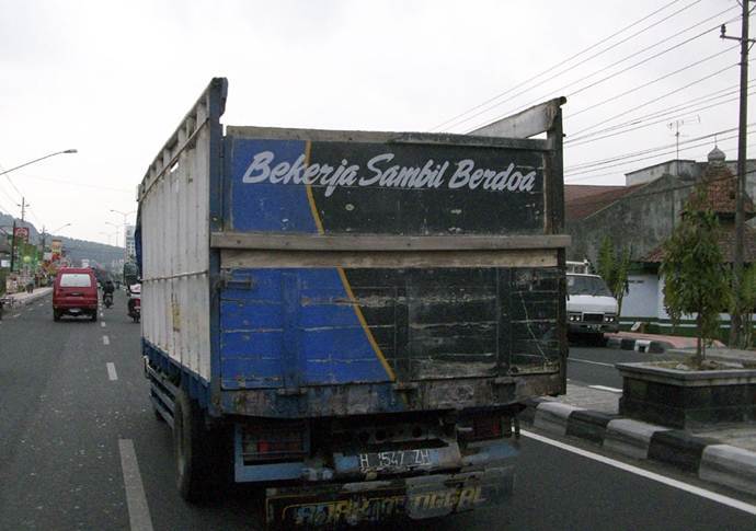 24 Tulisan lucu di bak truk ini dijamin bikin kamu senyum sendiri!
