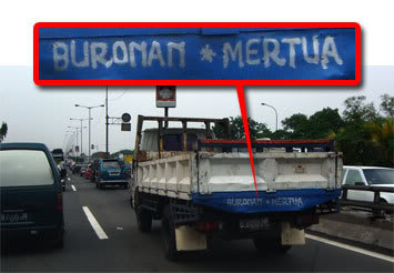24 Tulisan lucu di bak truk ini dijamin bikin kamu senyum sendiri!