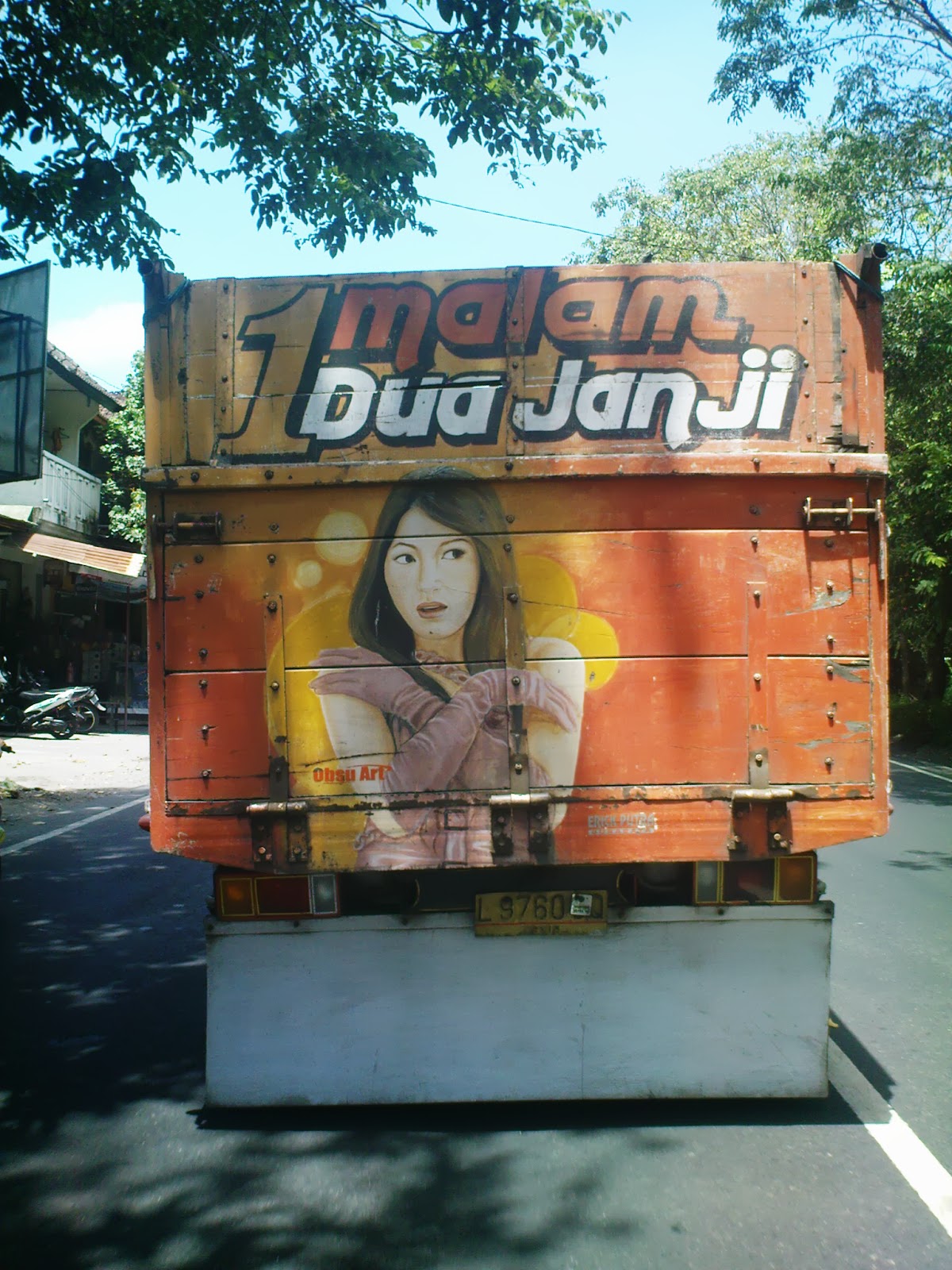 24 Tulisan lucu di bak truk ini dijamin bikin kamu senyum sendiri!