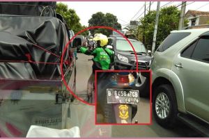 Mulianya abang Gojek ini, rela bantu mobil jenazah lewati kemacetan