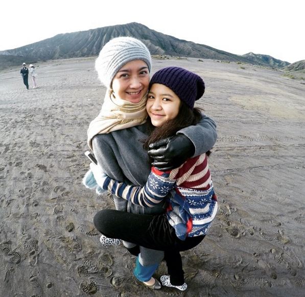 Nasywa, putri semata wayang Desy Ratnasari cantik mana?  Nasywa, putri semata wayang Desy Ratnasari cantik mana?