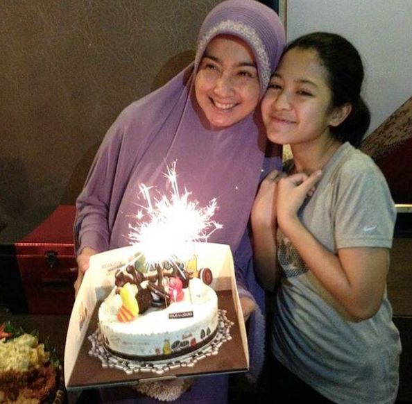 Nasywa, putri semata wayang Desy Ratnasari cantik mana?  Nasywa, putri semata wayang Desy Ratnasari cantik mana?