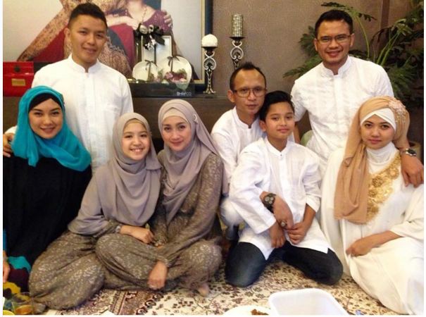 Nasywa, putri semata wayang Desy Ratnasari cantik mana?  Nasywa, putri semata wayang Desy Ratnasari cantik mana?