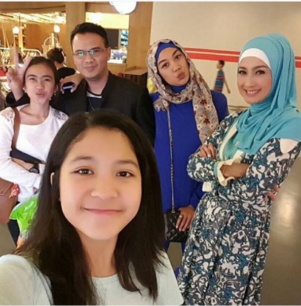 Nasywa, putri semata wayang Desy Ratnasari cantik mana?  Nasywa, putri semata wayang Desy Ratnasari cantik mana?