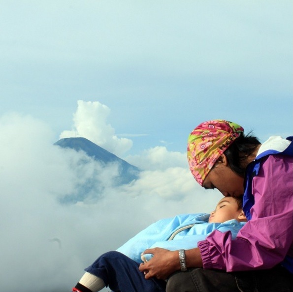Kisah Mom and Max, ibu yang selalu ajak balitanya daki gunung, top! Kisah Mom and Max, ibu yang selalu ajak balitanya daki gunung, top!