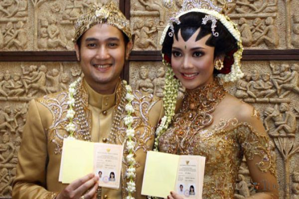 19 Artis yang jatuh dipelukan duda, jodoh memang tak ada yang tahu... 19 Artis yang jatuh dipelukan duda, jodoh memang tak ada yang tahu...