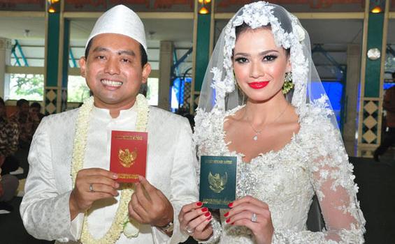 19 Artis yang jatuh dipelukan duda, jodoh memang tak ada yang tahu... 19 Artis yang jatuh dipelukan duda, jodoh memang tak ada yang tahu...