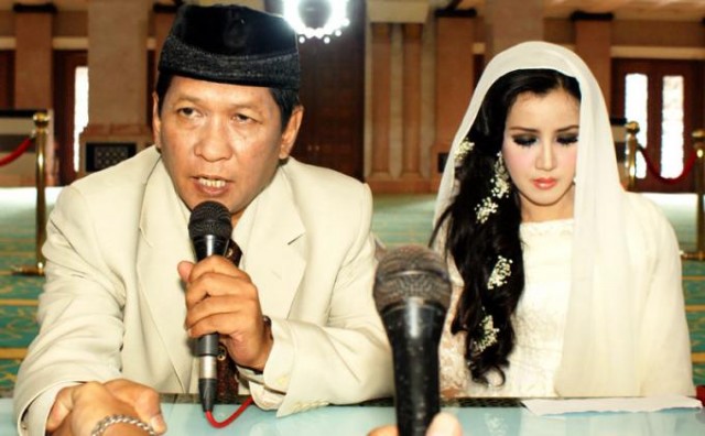 19 Artis yang jatuh dipelukan duda, jodoh memang tak ada yang tahu... 19 Artis yang jatuh dipelukan duda, jodoh memang tak ada yang tahu...