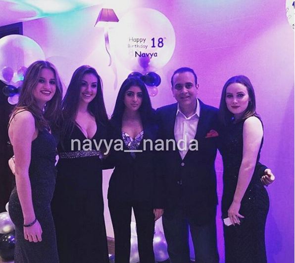 Kecantikan Navya cucu Amitabh Bachchan, pesonanya bagai bidadari India Kecantikan Navya cucu Amitabh Bachchan, pesonanya bagai bidadari India