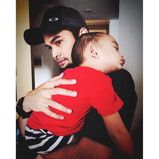 14 Artis ganteng Indonesia gendong anak ini bikin hati berdesir, aw! 14 Artis ganteng Indonesia gendong anak ini bikin hati berdesir, aw!