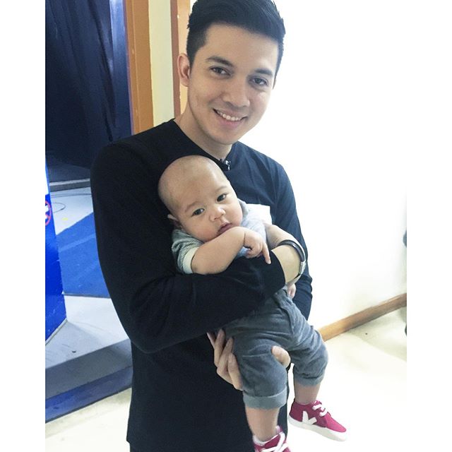 14 Artis ganteng Indonesia gendong anak ini bikin hati berdesir, aw! 14 Artis ganteng Indonesia gendong anak ini bikin hati berdesir, aw!