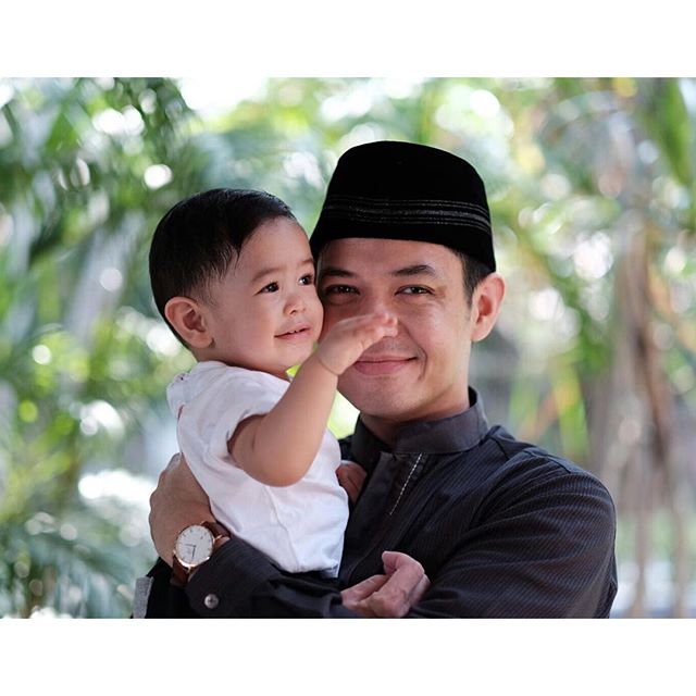 14 Artis ganteng Indonesia gendong anak ini bikin hati berdesir, aw! 14 Artis ganteng Indonesia gendong anak ini bikin hati berdesir, aw!