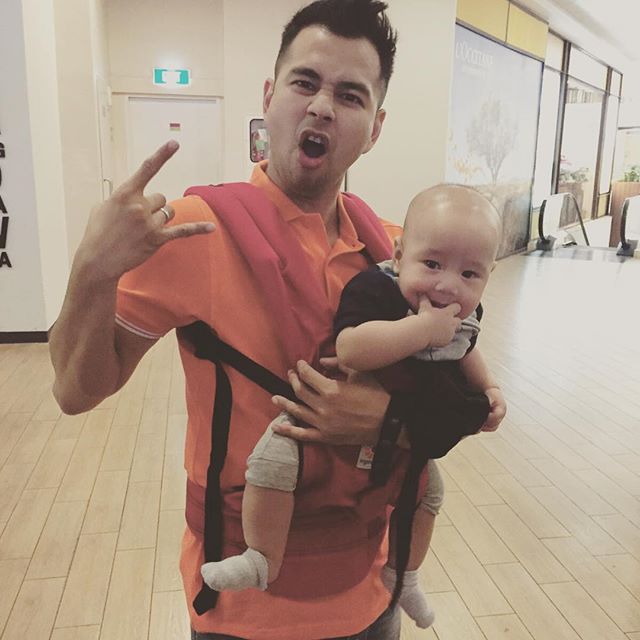 14 Artis ganteng Indonesia gendong anak ini bikin hati berdesir, aw! 14 Artis ganteng Indonesia gendong anak ini bikin hati berdesir, aw!