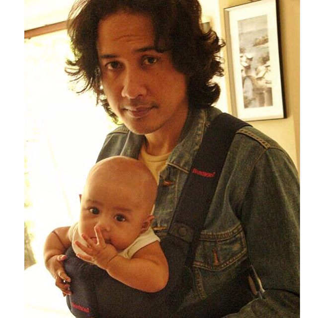 14 Artis ganteng Indonesia gendong anak ini bikin hati berdesir, aw! 14 Artis ganteng Indonesia gendong anak ini bikin hati berdesir, aw!