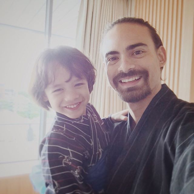 14 Artis ganteng Indonesia gendong anak ini bikin hati berdesir, aw! 14 Artis ganteng Indonesia gendong anak ini bikin hati berdesir, aw!