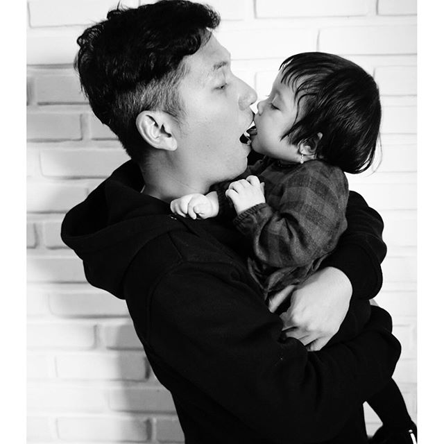 14 Artis ganteng Indonesia gendong anak ini bikin hati berdesir, aw! 14 Artis ganteng Indonesia gendong anak ini bikin hati berdesir, aw!