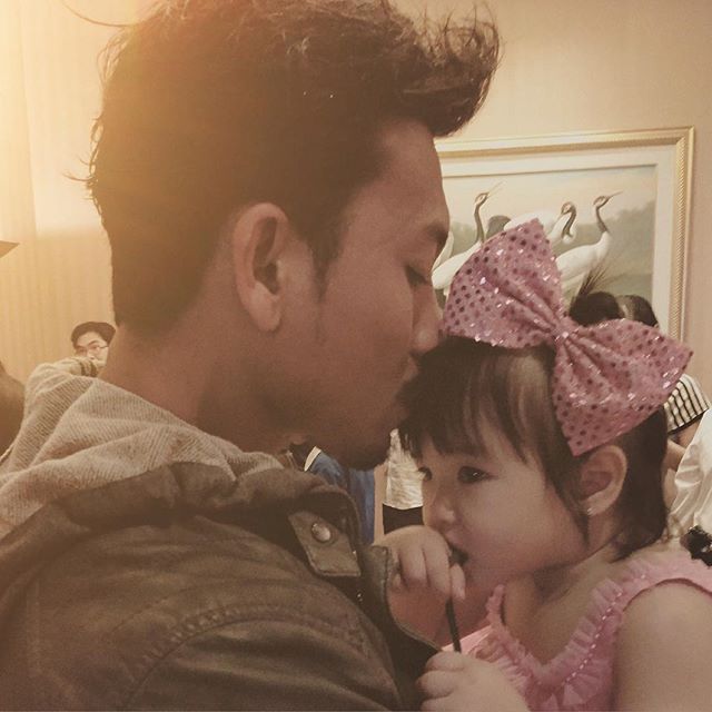 14 Artis ganteng Indonesia gendong anak ini bikin hati berdesir, aw! 14 Artis ganteng Indonesia gendong anak ini bikin hati berdesir, aw!