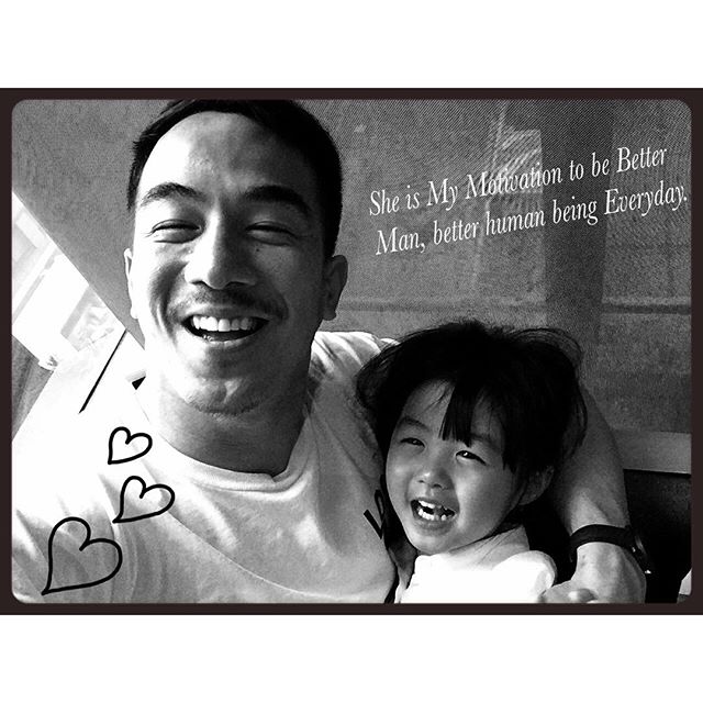 14 Artis ganteng Indonesia gendong anak ini bikin hati berdesir, aw! 14 Artis ganteng Indonesia gendong anak ini bikin hati berdesir, aw!