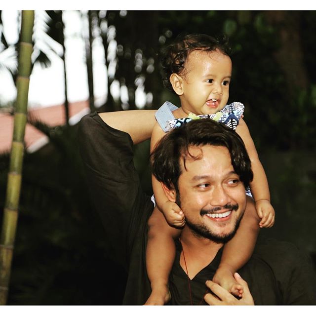 14 Artis ganteng Indonesia gendong anak ini bikin hati berdesir, aw! 14 Artis ganteng Indonesia gendong anak ini bikin hati berdesir, aw!