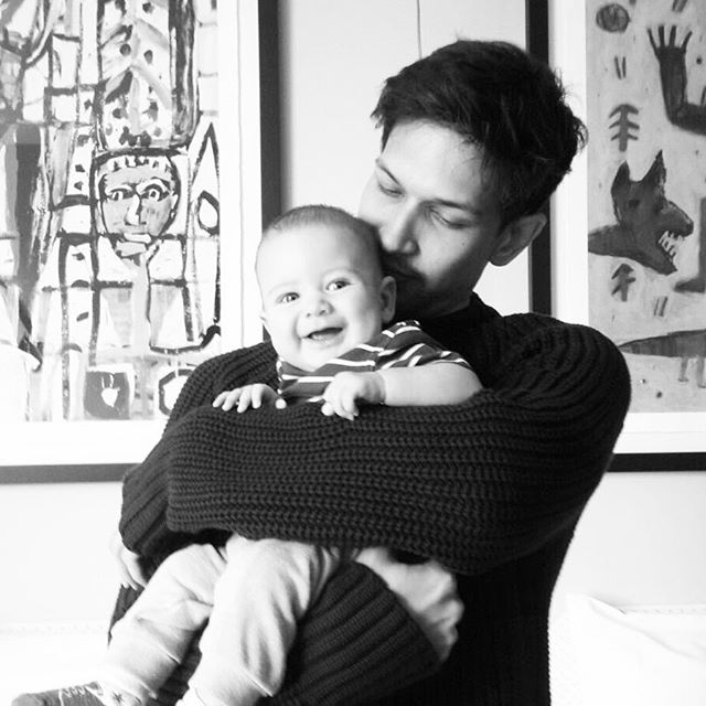 14 Artis ganteng Indonesia gendong anak ini bikin hati berdesir, aw! 14 Artis ganteng Indonesia gendong anak ini bikin hati berdesir, aw!