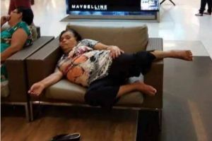 19 Foto editan wanita ketiduran di mal ini bikin ngakak guling-guling