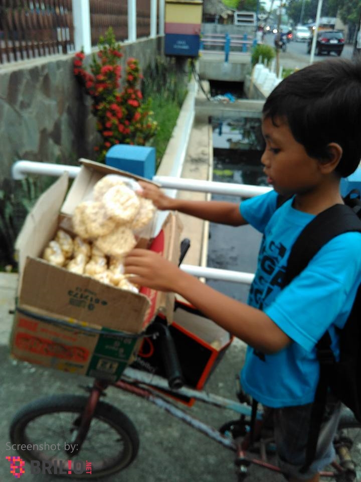 Eko bocah kelas 2 SD nafkahi ibu dan adiknya dengan berjualan kerupuk