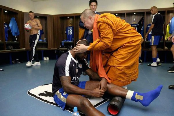 Tiba-tiba para biksu turun tangan berkati Leicester City, ada apa ya? Tiba-tiba para biksu turun tangan berkati Leicester City, ada apa ya?