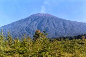 Diguyur hujan lebat dan angin, jalur pendakian Gunung Slamet ditutup!