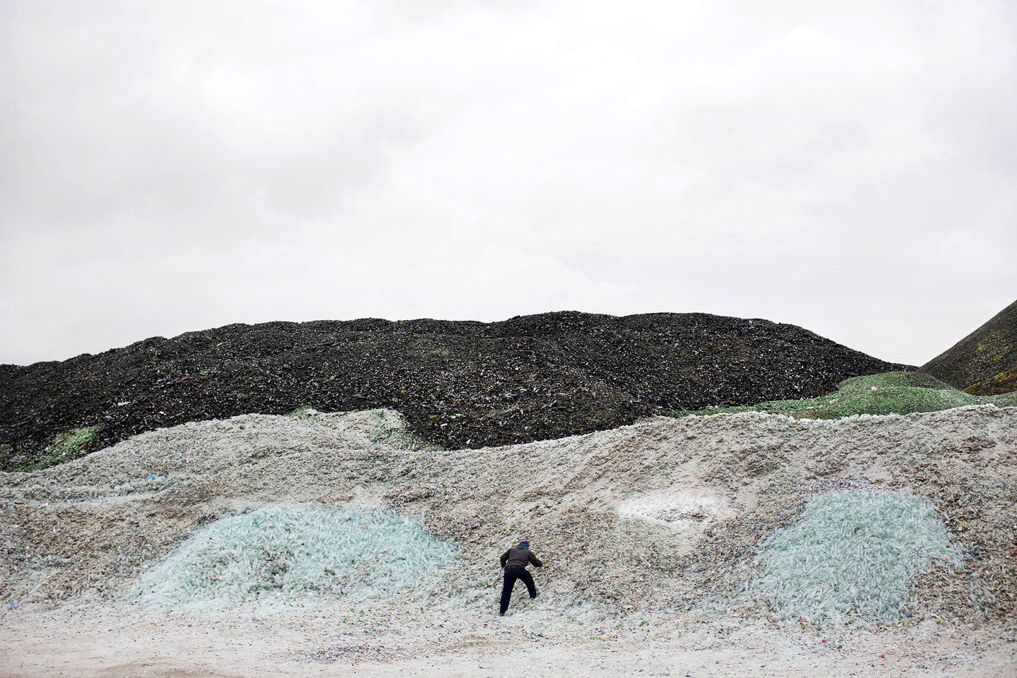 The 15Meters mountain of glass turned a desert into other