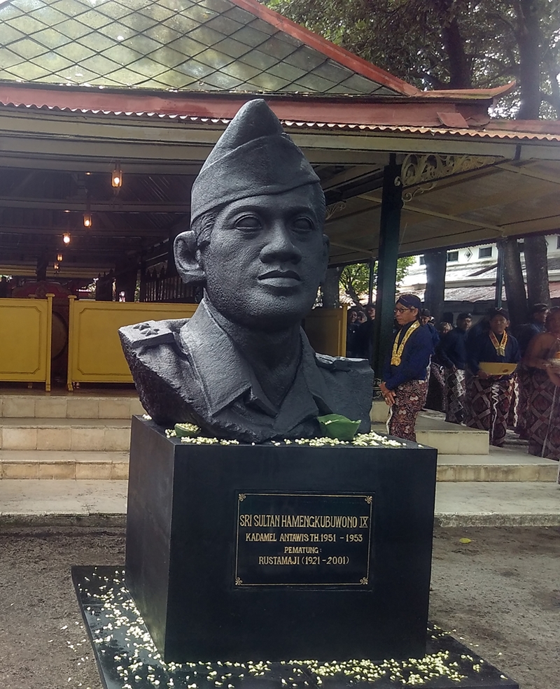 Dipindah ke keraton, patung Sultan HB IX disangga batu dari Merapi