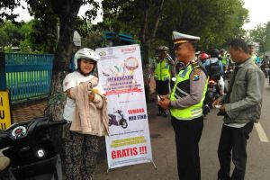 Kerennya Polres Jember, warga yang tertib berkendara dihadiahi motor!