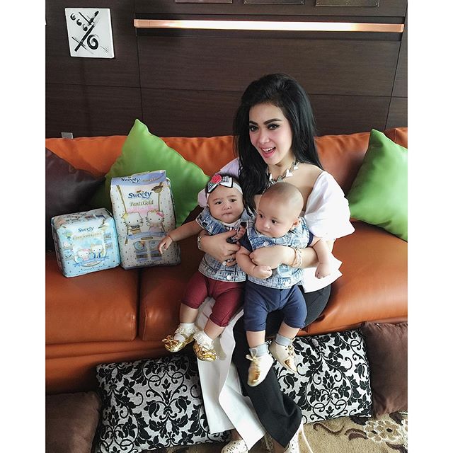 10 Artis ini ternyata memiliki alis paling cetar, kamu wajib tiru! 10 Artis ini ternyata memiliki alis paling cetar, kamu wajib tiru!