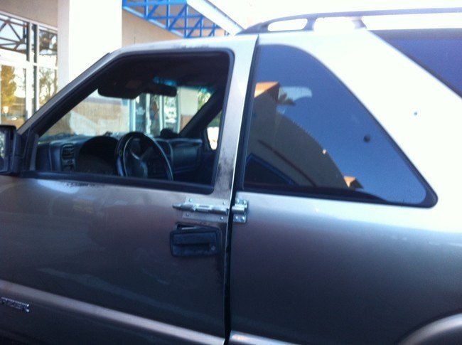 34 Foto reparasi mobil 'low budget' ini bikin ketawa ngakak, gokil!