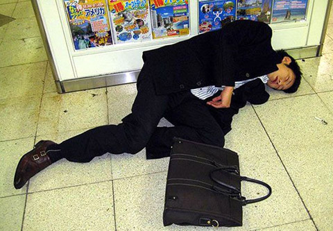 32 Ekspresi gokil pekerja di Jepang saat mabuk berat, jangan ditiru!