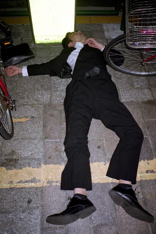 32 Ekspresi gokil pekerja di Jepang saat mabuk berat, jangan ditiru!