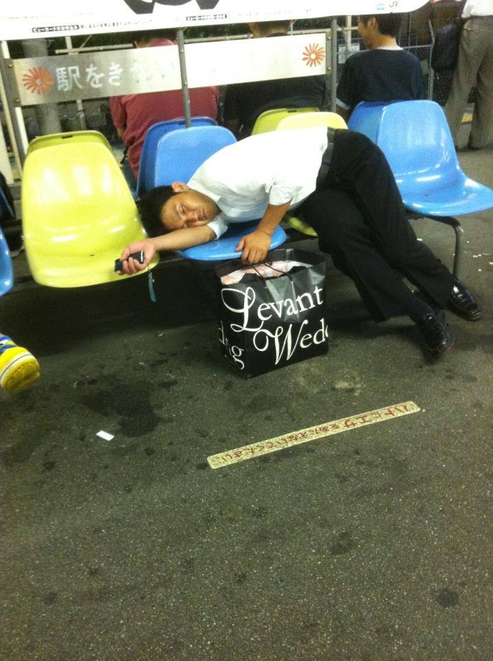 32 Ekspresi gokil pekerja di Jepang saat mabuk berat, jangan ditiru!